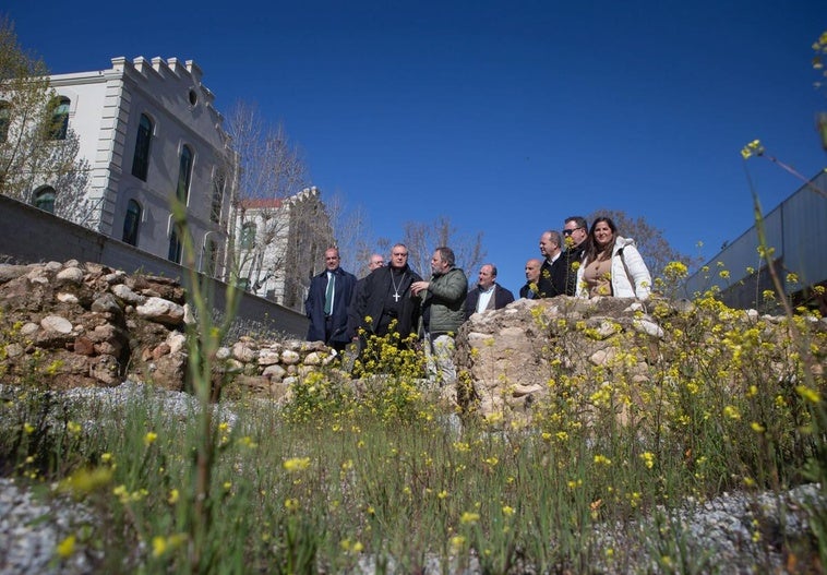 El arzobispo Gil Tamayo visita los cimientos de la primera iglesia de Granada, en los Mondragones